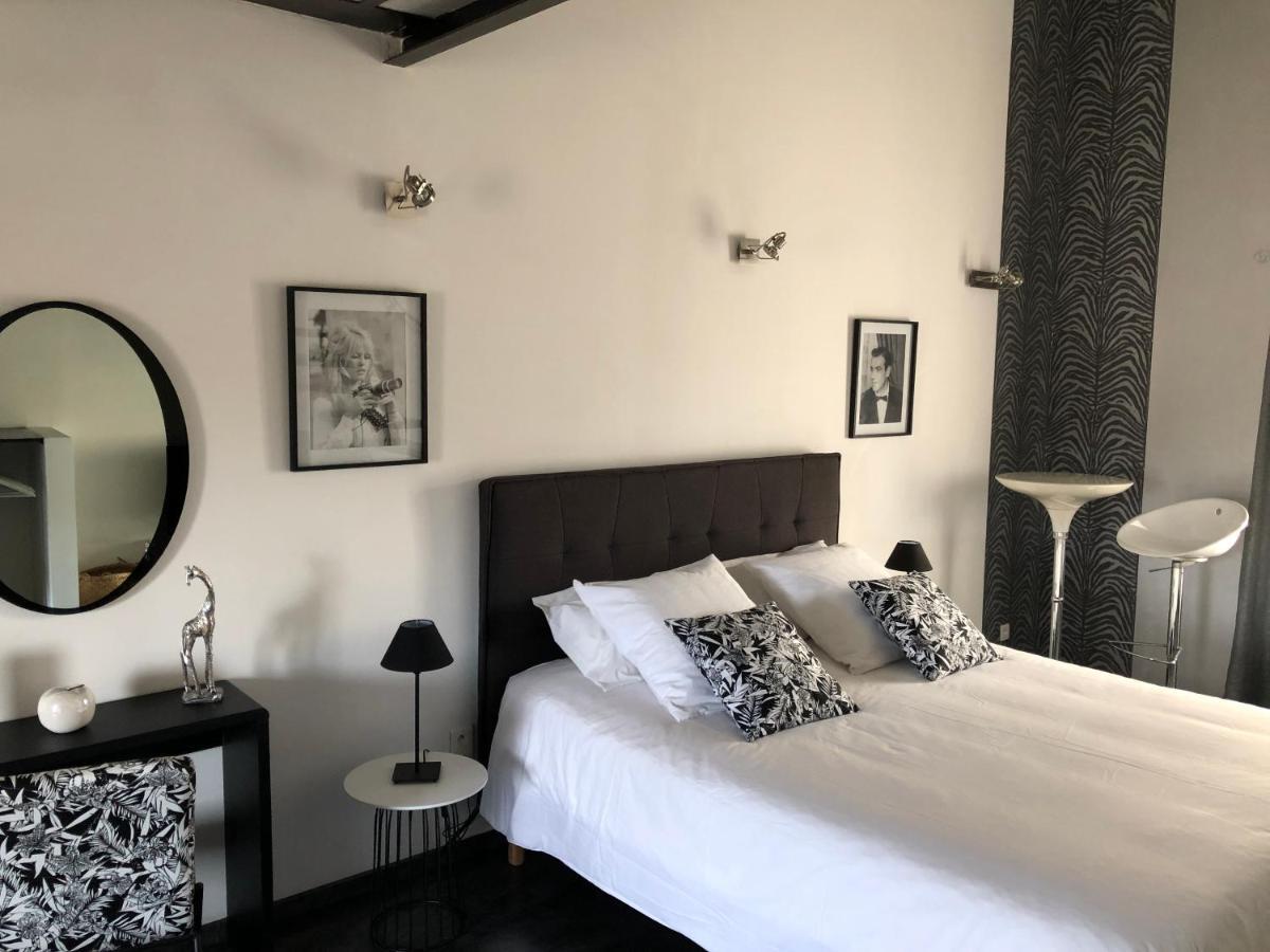 B&B dans Mas en pierres Robion Extérieur photo